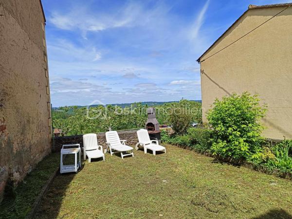 Vends Maison en Plein Cœur du Centre Ville avec Terrasse Couverte & Jardin, Emplacement Idéal, donnant accès directement dans la rue Commerçante Piétonne et de l'autre côté au Parking, d’un des plus Beaux Villages de France : Belvès, une commune touristique du Périgord Noir, avec toutes les commodités à pieds, boulangerie, magasins, restaurants, hôtels, marchés, hôpital, banques, assurances, médecins, pharmacie, etc .... à 5 mn de Siorac du Périgord, 10mn de Monpazier, 15 mn de Saint Cyprien, 20 mn du Bugue et 30mn de Sarlat.

Le Rez de Chaussée comprend : 1 Entrée, 1 Séjour / Cuisine, 1 Atelier / Bureau, 1 Buanderie et 1 Wc.

Le 1er Etage comprend : 3 Chambres dont 1 avec Balcon, 1 Salle de Bains, 1 Wc et 1 Pièce pouvant servir de Dressing / Salle d'Eau. ( arrivée d'eau )

L' Entresol comprend : 1 Grande Réserve avec la chaudière et la cuve à fuel, celle-ci est accessible depuis l'extérieur directement et 2 anciennes Caves Voutées.

Combles non Aménageables en l'état mais avec Fenêtre.

Le plus, 1 Pergola et 1 Agréable Jardin sans Vis à Vis équipé d'un Barbecue, avec Vue Incroyable sur la Vallée, rare en cœur de Ville & 1 Portillon donne accès directement au Parking.

Côté Technique : Menuiseries à simple vitrage, Chauffage central au fuel, Vmc, Cheminée avec Insert Bois, Couverture en bon état, Fosse pour récupération des Eaux de Pluies, Assainissement collectif ( tout à l’égout ).

Prévoir Travaux de Finitions : peintures, sols, .... les gouttières et planches de rives seront refaites et la couverture révisée.

* Les 2 dernières photos : images non contractuelles *

Prix de vente : 134 000 € F.A.I. ( frais agent à la charge du vendeur )

Date de réalisation du diagnostic : 28/05/2024
Consommation conventionnelle : E - 240 kWh/m2/an
Estimation des émissions : E - 64 kg CO2/m2/an
Estimation des coûts annuels : 2 320 € et 3 180 € / an ( 01/2021 )
Taxe Foncière 2025 =          €
Les informations sur les risques auxquels ce bien est exposé sont disponibles sur le site Géorisques : www.georisques.gouv.fr

Mandat simple n° 249 517
Contactez-moi rapidement :
Eric Ravaux - EI - BSK Immobilier
Pays de Belvès et ses environs
P : 06 22 76 35 44
E mail : e.ravaux@bskimmobilier.com
Agent Commercial Indépendant RSAC n° 827 965 799 - Bergerac