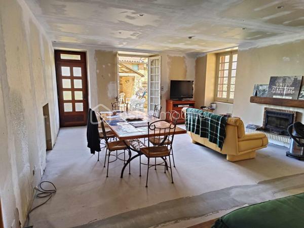 Vends Maison en Plein Cœur du Centre Ville avec Terrasse Couverte & Jardin, Emplacement Idéal, donnant accès directement dans la rue Commerçante Piétonne et de l'autre côté au Parking, d’un des plus Beaux Villages de France : Belvès, une commune touristique du Périgord Noir, avec toutes les commodités à pieds, boulangerie, magasins, restaurants, hôtels, marchés, hôpital, banques, assurances, médecins, pharmacie, etc .... à 5 mn de Siorac du Périgord, 10mn de Monpazier, 15 mn de Saint Cyprien, 20 mn du Bugue et 30mn de Sarlat.

Le Rez de Chaussée comprend : 1 Entrée, 1 Séjour / Cuisine, 1 Atelier / Bureau, 1 Buanderie et 1 Wc.

Le 1er Etage comprend : 3 Chambres dont 1 avec Balcon, 1 Salle de Bains, 1 Wc et 1 Pièce pouvant servir de Dressing / Salle d'Eau. ( arrivée d'eau )

L' Entresol comprend : 1 Grande Réserve avec la chaudière et la cuve à fuel, celle-ci est accessible depuis l'extérieur directement et 2 anciennes Caves Voutées.

Combles non Aménageables en l'état mais avec Fenêtre.

Le plus, 1 Pergola et 1 Agréable Jardin sans Vis à Vis équipé d'un Barbecue, avec Vue Incroyable sur la Vallée, rare en cœur de Ville & 1 Portillon donne accès directement au Parking.

Côté Technique : Menuiseries à simple vitrage, Chauffage central au fuel, Vmc, Cheminée avec Insert Bois, Couverture en bon état, Fosse pour récupération des Eaux de Pluies, Assainissement collectif ( tout à l’égout ).

Prévoir Travaux de Finitions : peintures, sols, .... les gouttières et planches de rives seront refaites et la couverture révisée.

* Les 2 dernières photos : images non contractuelles *

Prix de vente : 134 000 € F.A.I. ( frais agent à la charge du vendeur )

Date de réalisation du diagnostic : 28/05/2024
Consommation conventionnelle : E - 240 kWh/m2/an
Estimation des émissions : E - 64 kg CO2/m2/an
Estimation des coûts annuels : 2 320 € et 3 180 € / an ( 01/2021 )
Taxe Foncière 2025 =          €
Les informations sur les risques auxquels ce bien est exposé sont disponibles sur le site Géorisques : www.georisques.gouv.fr

Mandat simple n° 249 517
Contactez-moi rapidement :
Eric Ravaux - EI - BSK Immobilier
Pays de Belvès et ses environs
P : 06 22 76 35 44
E mail : e.ravaux@bskimmobilier.com
Agent Commercial Indépendant RSAC n° 827 965 799 - Bergerac