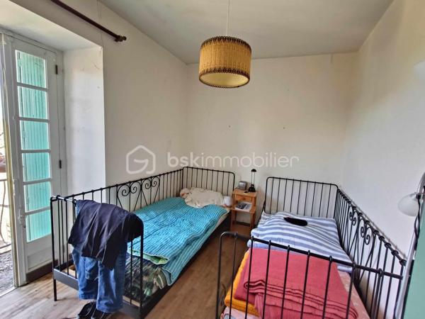 Vends Maison en Plein Cœur du Centre Ville avec Terrasse Couverte & Jardin, Emplacement Idéal, donnant accès directement dans la rue Commerçante Piétonne et de l'autre côté au Parking, d’un des plus Beaux Villages de France : Belvès, une commune touristique du Périgord Noir, avec toutes les commodités à pieds, boulangerie, magasins, restaurants, hôtels, marchés, hôpital, banques, assurances, médecins, pharmacie, etc .... à 5 mn de Siorac du Périgord, 10mn de Monpazier, 15 mn de Saint Cyprien, 20 mn du Bugue et 30mn de Sarlat.

Le Rez de Chaussée comprend : 1 Entrée, 1 Séjour / Cuisine, 1 Atelier / Bureau, 1 Buanderie et 1 Wc.

Le 1er Etage comprend : 3 Chambres dont 1 avec Balcon, 1 Salle de Bains, 1 Wc et 1 Pièce pouvant servir de Dressing / Salle d'Eau. ( arrivée d'eau )

L' Entresol comprend : 1 Grande Réserve avec la chaudière et la cuve à fuel, celle-ci est accessible depuis l'extérieur directement et 2 anciennes Caves Voutées.

Combles non Aménageables en l'état mais avec Fenêtre.

Le plus, 1 Pergola et 1 Agréable Jardin sans Vis à Vis équipé d'un Barbecue, avec Vue Incroyable sur la Vallée, rare en cœur de Ville & 1 Portillon donne accès directement au Parking.

Côté Technique : Menuiseries à simple vitrage, Chauffage central au fuel, Vmc, Cheminée avec Insert Bois, Couverture en bon état, Fosse pour récupération des Eaux de Pluies, Assainissement collectif ( tout à l’égout ).

Prévoir Travaux de Finitions : peintures, sols, .... les gouttières et planches de rives seront refaites et la couverture révisée.

* Les 2 dernières photos : images non contractuelles *

Prix de vente : 134 000 € F.A.I. ( frais agent à la charge du vendeur )

Date de réalisation du diagnostic : 28/05/2024
Consommation conventionnelle : E - 240 kWh/m2/an
Estimation des émissions : E - 64 kg CO2/m2/an
Estimation des coûts annuels : 2 320 € et 3 180 € / an ( 01/2021 )
Taxe Foncière 2025 =          €
Les informations sur les risques auxquels ce bien est exposé sont disponibles sur le site Géorisques : www.georisques.gouv.fr

Mandat simple n° 249 517
Contactez-moi rapidement :
Eric Ravaux - EI - BSK Immobilier
Pays de Belvès et ses environs
P : 06 22 76 35 44
E mail : e.ravaux@bskimmobilier.com
Agent Commercial Indépendant RSAC n° 827 965 799 - Bergerac