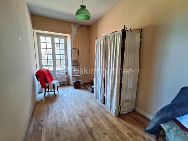 Vends Maison en Plein Cœur du Centre Ville avec Terrasse Couverte & Jardin, Emplacement Idéal, donnant accès directement dans la rue Commerçante Piétonne et de l'autre côté au Parking, d’un des plus Beaux Villages de France : Belvès, une commune touristique du Périgord Noir, avec toutes les commodités à pieds, boulangerie, magasins, restaurants, hôtels, marchés, hôpital, banques, assurances, médecins, pharmacie, etc .... à 5 mn de Siorac du Périgord, 10mn de Monpazier, 15 mn de Saint Cyprien, 20 mn du Bugue et 30mn de Sarlat.

Le Rez de Chaussée comprend : 1 Entrée, 1 Séjour / Cuisine, 1 Atelier / Bureau, 1 Buanderie et 1 Wc.

Le 1er Etage comprend : 3 Chambres dont 1 avec Balcon, 1 Salle de Bains, 1 Wc et 1 Pièce pouvant servir de Dressing / Salle d'Eau. ( arrivée d'eau )

L' Entresol comprend : 1 Grande Réserve avec la chaudière et la cuve à fuel, celle-ci est accessible depuis l'extérieur directement et 2 anciennes Caves Voutées.

Combles non Aménageables en l'état mais avec Fenêtre.

Le plus, 1 Pergola et 1 Agréable Jardin sans Vis à Vis équipé d'un Barbecue, avec Vue Incroyable sur la Vallée, rare en cœur de Ville & 1 Portillon donne accès directement au Parking.

Côté Technique : Menuiseries à simple vitrage, Chauffage central au fuel, Vmc, Cheminée avec Insert Bois, Couverture en bon état, Fosse pour récupération des Eaux de Pluies, Assainissement collectif ( tout à l’égout ).

Prévoir Travaux de Finitions : peintures, sols, .... les gouttières et planches de rives seront refaites et la couverture révisée.

* Les 2 dernières photos : images non contractuelles *

Prix de vente : 134 000 € F.A.I. ( frais agent à la charge du vendeur )

Date de réalisation du diagnostic : 28/05/2024
Consommation conventionnelle : E - 240 kWh/m2/an
Estimation des émissions : E - 64 kg CO2/m2/an
Estimation des coûts annuels : 2 320 € et 3 180 € / an ( 01/2021 )
Taxe Foncière 2025 =          €
Les informations sur les risques auxquels ce bien est exposé sont disponibles sur le site Géorisques : www.georisques.gouv.fr

Mandat simple n° 249 517
Contactez-moi rapidement :
Eric Ravaux - EI - BSK Immobilier
Pays de Belvès et ses environs
P : 06 22 76 35 44
E mail : e.ravaux@bskimmobilier.com
Agent Commercial Indépendant RSAC n° 827 965 799 - Bergerac