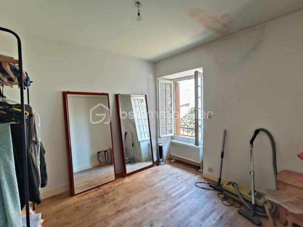 Vends Maison en Plein Cœur du Centre Ville avec Terrasse Couverte & Jardin, Emplacement Idéal, donnant accès directement dans la rue Commerçante Piétonne et de l'autre côté au Parking, d’un des plus Beaux Villages de France : Belvès, une commune touristique du Périgord Noir, avec toutes les commodités à pieds, boulangerie, magasins, restaurants, hôtels, marchés, hôpital, banques, assurances, médecins, pharmacie, etc .... à 5 mn de Siorac du Périgord, 10mn de Monpazier, 15 mn de Saint Cyprien, 20 mn du Bugue et 30mn de Sarlat.

Le Rez de Chaussée comprend : 1 Entrée, 1 Séjour / Cuisine, 1 Atelier / Bureau, 1 Buanderie et 1 Wc.

Le 1er Etage comprend : 3 Chambres dont 1 avec Balcon, 1 Salle de Bains, 1 Wc et 1 Pièce pouvant servir de Dressing / Salle d'Eau. ( arrivée d'eau )

L' Entresol comprend : 1 Grande Réserve avec la chaudière et la cuve à fuel, celle-ci est accessible depuis l'extérieur directement et 2 anciennes Caves Voutées.

Combles non Aménageables en l'état mais avec Fenêtre.

Le plus, 1 Pergola et 1 Agréable Jardin sans Vis à Vis équipé d'un Barbecue, avec Vue Incroyable sur la Vallée, rare en cœur de Ville & 1 Portillon donne accès directement au Parking.

Côté Technique : Menuiseries à simple vitrage, Chauffage central au fuel, Vmc, Cheminée avec Insert Bois, Couverture en bon état, Fosse pour récupération des Eaux de Pluies, Assainissement collectif ( tout à l’égout ).

Prévoir Travaux de Finitions : peintures, sols, .... les gouttières et planches de rives seront refaites et la couverture révisée.

* Les 2 dernières photos : images non contractuelles *

Prix de vente : 134 000 € F.A.I. ( frais agent à la charge du vendeur )

Date de réalisation du diagnostic : 28/05/2024
Consommation conventionnelle : E - 240 kWh/m2/an
Estimation des émissions : E - 64 kg CO2/m2/an
Estimation des coûts annuels : 2 320 € et 3 180 € / an ( 01/2021 )
Taxe Foncière 2025 =          €
Les informations sur les risques auxquels ce bien est exposé sont disponibles sur le site Géorisques : www.georisques.gouv.fr

Mandat simple n° 249 517
Contactez-moi rapidement :
Eric Ravaux - EI - BSK Immobilier
Pays de Belvès et ses environs
P : 06 22 76 35 44
E mail : e.ravaux@bskimmobilier.com
Agent Commercial Indépendant RSAC n° 827 965 799 - Bergerac