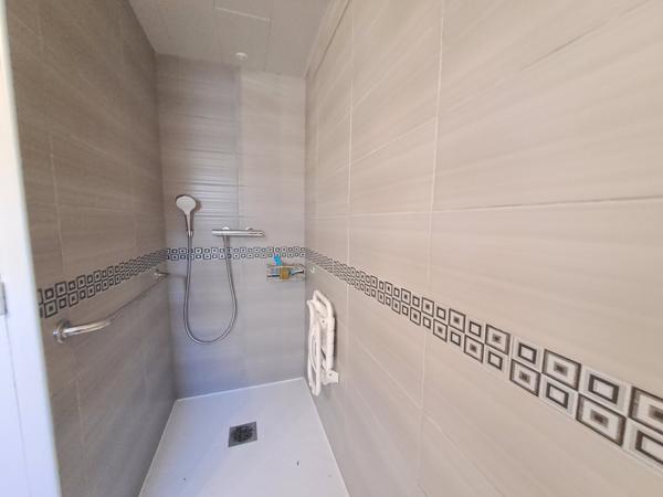 Quartier prisé, maison de ville spacieuse et lumineuse