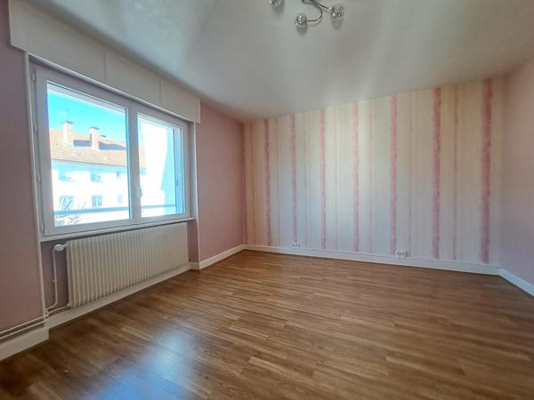 Quartier prisé, maison de ville spacieuse et lumineuse