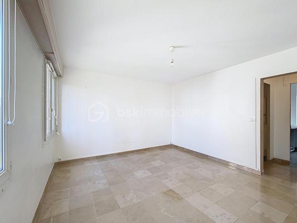 Découvrez cet appartement de type F3 plein de potentiel situé au 1er étage d'un immeuble  datant de 1970, offrant une surface habitable de 58 m² environ . 

Bien situé,  proche de toutes les commodités ( écoles, commerces, bus ) son  espace de vie promet un style de vie citadin et confortable.

Très lumineux , cet appartement traversant avec sa double exposition se compose :
- d'une entrée
- d'un séjour 
- d'une jolie cuisine indépendante
- d'une salle d'eau rénovée entièrement
- d'un WC séparé
- de 2 chambres

 Ce bien est vendu avec une cave et une place de parking en extérieur . 

Les ++ de ce bien : double vitrage, porte blindée, fibre, toutes commodités.

A VISITER SANS TARDER . IDEAL PRIMO ACCEDANT .