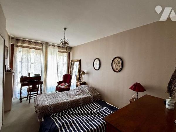 EXCLUSIVITÉ RENNES CENTRE-VILLE COLOMBIER. Appartement de TYPE 5 avec balcon Sud et garage.
Em...