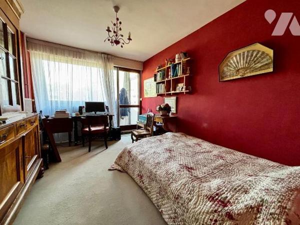 EXCLUSIVITÉ RENNES CENTRE-VILLE COLOMBIER. Appartement de TYPE 5 avec balcon Sud et garage.
Em...