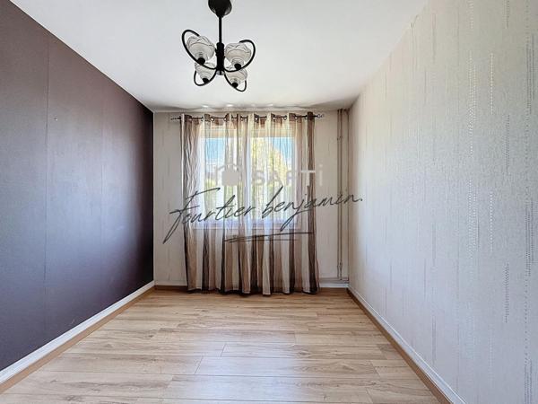 Maison de plain-pied quatre chambres à Longueville