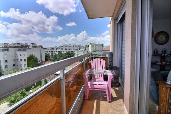 Appartement de type T4/T5 en dernier étage, une cuisine indépendante équipée, 3 belles chambres, 2 extérieurs, 1 stationnement en sus, 1 cave.