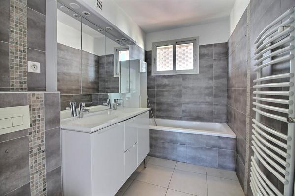 Appartement de type T4/T5 en dernier étage, une cuisine indépendante équipée, 3 belles chambres, 2 extérieurs, 1 stationnement en sus, 1 cave.