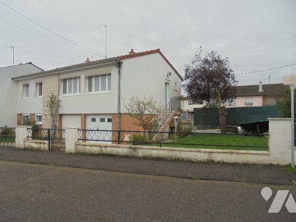 Proche des commerces et écoles joli  pavillon élevé sur sous-sol