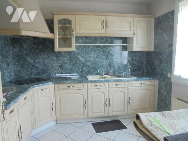 Proche des commerces et écoles joli  pavillon élevé sur sous-sol