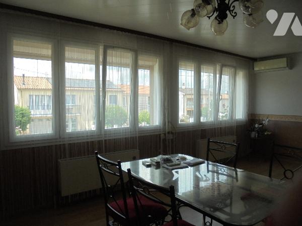 Proche des commerces et écoles joli  pavillon élevé sur sous-sol