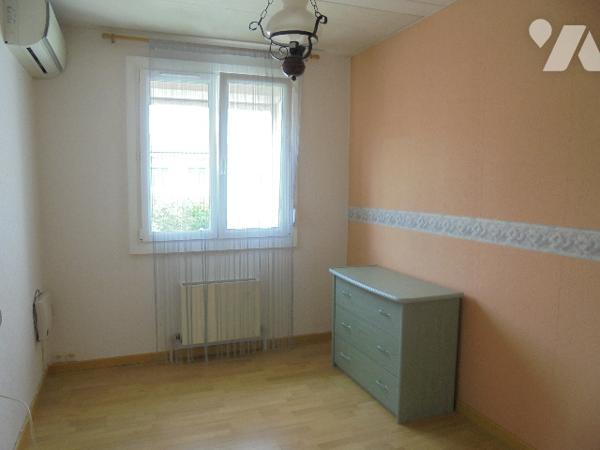 Proche des commerces et écoles joli  pavillon élevé sur sous-sol