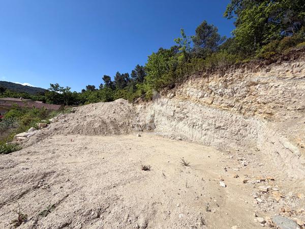 A VENDRE 13640 LA ROQUE D ANTHERON TERRAIN CONSTRUCTIBLE LIBRE CONSTRUCTEUR 582M² AVEC PERMIS DE CONSTRUIRE DEJA ACCEPTE