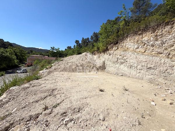 A VENDRE 13640 LA ROQUE D ANTHERON TERRAIN CONSTRUCTIBLE LIBRE CONSTRUCTEUR 582M² AVEC PERMIS DE CONSTRUIRE DEJA ACCEPTE