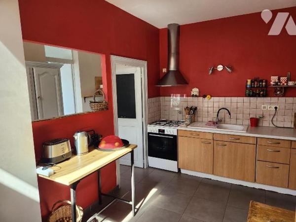 Quartier Champs de foire, maison avec chambre au RdC :
- Salon, séjour, cuisine, chambre, arri...