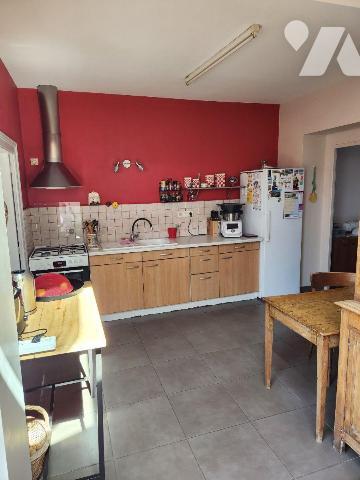 Quartier Champs de foire, maison avec chambre au RdC :
- Salon, séjour, cuisine, chambre, arri...