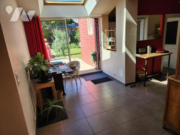 Quartier Champs de foire, maison avec chambre au RdC :
- Salon, séjour, cuisine, chambre, arri...