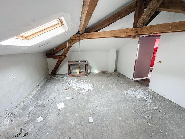 Local d'activité situé à l'entrée de Meaux sur un axe passant - 200 m2.