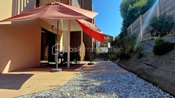 Découvrez ce magnifique appartement traversant de 67m2 environ, situé en rez-de-chaussée d'une résidence récente, agréable et bien entretenue.
Dès l'entrée, vous serez séduits par un hall d'entrée équipé d'un grand placard de rangement. L'appartement bénéficie d'un double accès, un accès par la porte d'entrée et un accès par le portillon pour le jardinet, un véritable confort au quotidien.
L'espace nuit se compose de deux belles chambres avec des placards intégrés et chacune est équipée d'une porte fenêtre.
La salle d'eau est moderne et soignée, elle dispose d'une douche à l'italienne.
Les toilettes sont indépendantes.
La pièce de vie spacieuse et lumineuse accueille une cuisine entièrement équipée avec son ilot central ouvert sur le séjour.
A l'extérieur, une belle terrasse avec un jardinet, idéal pour profiter des beaux jours.
Place de parking en sous sol de la résidence et cave.
Un appartement alliant confort, fonctionnalité et qualité de vie, à découvrir sans tarder!