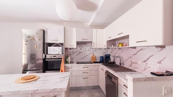 Découvrez ce magnifique appartement traversant de 67m2 environ, situé en rez-de-chaussée d'une résidence récente, agréable et bien entretenue.
Dès l'entrée, vous serez séduits par un hall d'entrée équipé d'un grand placard de rangement. L'appartement bénéficie d'un double accès, un accès par la porte d'entrée et un accès par le portillon pour le jardinet, un véritable confort au quotidien.
L'espace nuit se compose de deux belles chambres avec des placards intégrés et chacune est équipée d'une porte fenêtre.
La salle d'eau est moderne et soignée, elle dispose d'une douche à l'italienne.
Les toilettes sont indépendantes.
La pièce de vie spacieuse et lumineuse accueille une cuisine entièrement équipée avec son ilot central ouvert sur le séjour.
A l'extérieur, une belle terrasse avec un jardinet, idéal pour profiter des beaux jours.
Place de parking en sous sol de la résidence et cave.
Un appartement alliant confort, fonctionnalité et qualité de vie, à découvrir sans tarder!