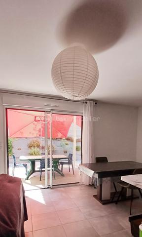 Découvrez ce magnifique appartement traversant de 67m2 environ, situé en rez-de-chaussée d'une résidence récente, agréable et bien entretenue.
Dès l'entrée, vous serez séduits par un hall d'entrée équipé d'un grand placard de rangement. L'appartement bénéficie d'un double accès, un accès par la porte d'entrée et un accès par le portillon pour le jardinet, un véritable confort au quotidien.
L'espace nuit se compose de deux belles chambres avec des placards intégrés et chacune est équipée d'une porte fenêtre.
La salle d'eau est moderne et soignée, elle dispose d'une douche à l'italienne.
Les toilettes sont indépendantes.
La pièce de vie spacieuse et lumineuse accueille une cuisine entièrement équipée avec son ilot central ouvert sur le séjour.
A l'extérieur, une belle terrasse avec un jardinet, idéal pour profiter des beaux jours.
Place de parking en sous sol de la résidence et cave.
Un appartement alliant confort, fonctionnalité et qualité de vie, à découvrir sans tarder!