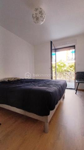 Découvrez ce magnifique appartement traversant de 67m2 environ, situé en rez-de-chaussée d'une résidence récente, agréable et bien entretenue.
Dès l'entrée, vous serez séduits par un hall d'entrée équipé d'un grand placard de rangement. L'appartement bénéficie d'un double accès, un accès par la porte d'entrée et un accès par le portillon pour le jardinet, un véritable confort au quotidien.
L'espace nuit se compose de deux belles chambres avec des placards intégrés et chacune est équipée d'une porte fenêtre.
La salle d'eau est moderne et soignée, elle dispose d'une douche à l'italienne.
Les toilettes sont indépendantes.
La pièce de vie spacieuse et lumineuse accueille une cuisine entièrement équipée avec son ilot central ouvert sur le séjour.
A l'extérieur, une belle terrasse avec un jardinet, idéal pour profiter des beaux jours.
Place de parking en sous sol de la résidence et cave.
Un appartement alliant confort, fonctionnalité et qualité de vie, à découvrir sans tarder!