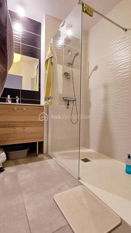 Découvrez ce magnifique appartement traversant de 67m2 environ, situé en rez-de-chaussée d'une résidence récente, agréable et bien entretenue.
Dès l'entrée, vous serez séduits par un hall d'entrée équipé d'un grand placard de rangement. L'appartement bénéficie d'un double accès, un accès par la porte d'entrée et un accès par le portillon pour le jardinet, un véritable confort au quotidien.
L'espace nuit se compose de deux belles chambres avec des placards intégrés et chacune est équipée d'une porte fenêtre.
La salle d'eau est moderne et soignée, elle dispose d'une douche à l'italienne.
Les toilettes sont indépendantes.
La pièce de vie spacieuse et lumineuse accueille une cuisine entièrement équipée avec son ilot central ouvert sur le séjour.
A l'extérieur, une belle terrasse avec un jardinet, idéal pour profiter des beaux jours.
Place de parking en sous sol de la résidence et cave.
Un appartement alliant confort, fonctionnalité et qualité de vie, à découvrir sans tarder!