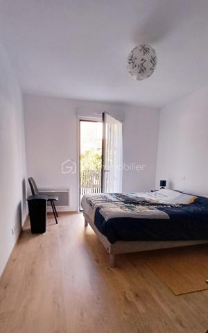 Découvrez ce magnifique appartement traversant de 67m2 environ, situé en rez-de-chaussée d'une résidence récente, agréable et bien entretenue.
Dès l'entrée, vous serez séduits par un hall d'entrée équipé d'un grand placard de rangement. L'appartement bénéficie d'un double accès, un accès par la porte d'entrée et un accès par le portillon pour le jardinet, un véritable confort au quotidien.
L'espace nuit se compose de deux belles chambres avec des placards intégrés et chacune est équipée d'une porte fenêtre.
La salle d'eau est moderne et soignée, elle dispose d'une douche à l'italienne.
Les toilettes sont indépendantes.
La pièce de vie spacieuse et lumineuse accueille une cuisine entièrement équipée avec son ilot central ouvert sur le séjour.
A l'extérieur, une belle terrasse avec un jardinet, idéal pour profiter des beaux jours.
Place de parking en sous sol de la résidence et cave.
Un appartement alliant confort, fonctionnalité et qualité de vie, à découvrir sans tarder!