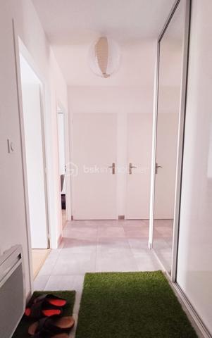Découvrez ce magnifique appartement traversant de 67m2 environ, situé en rez-de-chaussée d'une résidence récente, agréable et bien entretenue.
Dès l'entrée, vous serez séduits par un hall d'entrée équipé d'un grand placard de rangement. L'appartement bénéficie d'un double accès, un accès par la porte d'entrée et un accès par le portillon pour le jardinet, un véritable confort au quotidien.
L'espace nuit se compose de deux belles chambres avec des placards intégrés et chacune est équipée d'une porte fenêtre.
La salle d'eau est moderne et soignée, elle dispose d'une douche à l'italienne.
Les toilettes sont indépendantes.
La pièce de vie spacieuse et lumineuse accueille une cuisine entièrement équipée avec son ilot central ouvert sur le séjour.
A l'extérieur, une belle terrasse avec un jardinet, idéal pour profiter des beaux jours.
Place de parking en sous sol de la résidence et cave.
Un appartement alliant confort, fonctionnalité et qualité de vie, à découvrir sans tarder!