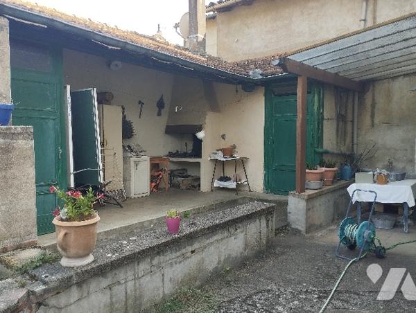 A VENDRE Montesquieu Volvestre  Maison ancienne de village mitoyenne  d'1 coté Dépendances, garage