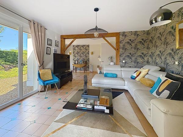 Superbe maison familiale de plus de 180 m² avec piscine chauffée et terrain de 2 400 m² à Briollay