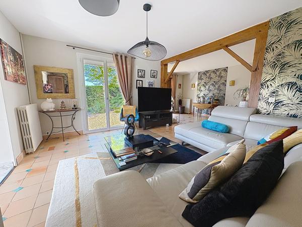 Superbe maison familiale de plus de 180 m² avec piscine chauffée et terrain de 2 400 m² à Briollay