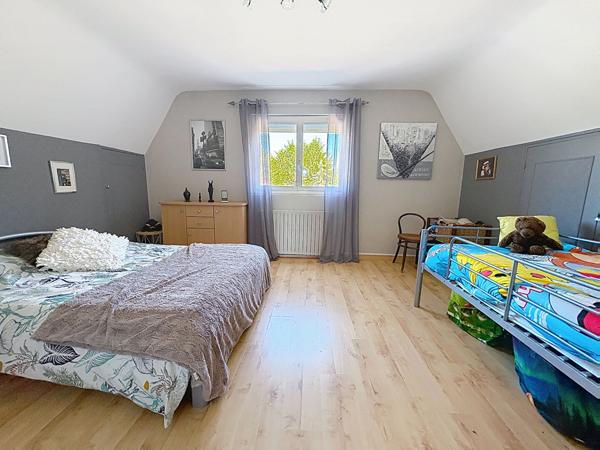 Superbe maison familiale de plus de 180 m² avec piscine chauffée et terrain de 2 400 m² à Briollay
