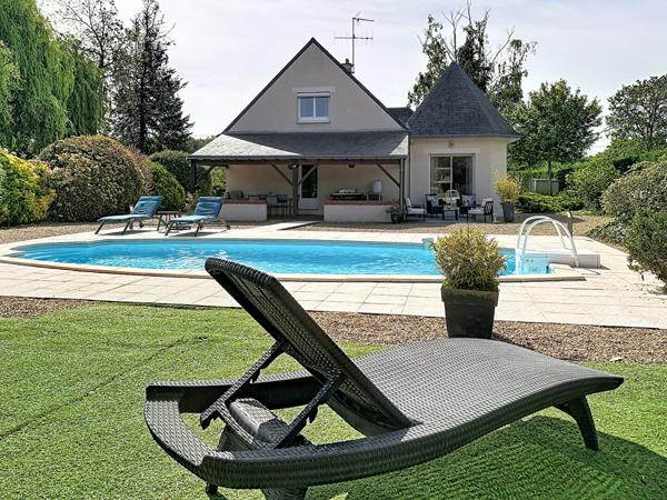 Superbe maison familiale de plus de 180 m² avec piscine chauffée et terrain de 2 400 m² à Briollay