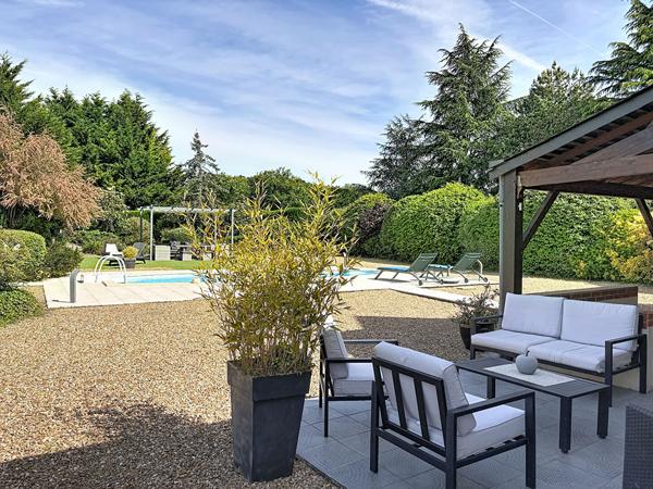 Superbe maison familiale de plus de 180 m² avec piscine chauffée et terrain de 2 400 m² à Briollay