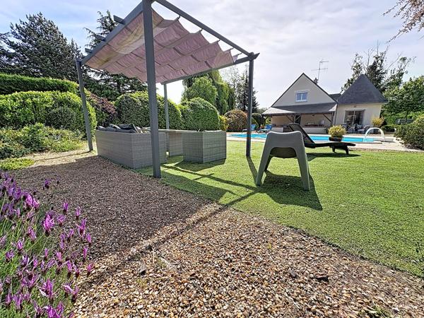 Superbe maison familiale de plus de 180 m² avec piscine chauffée et terrain de 2 400 m² à Briollay