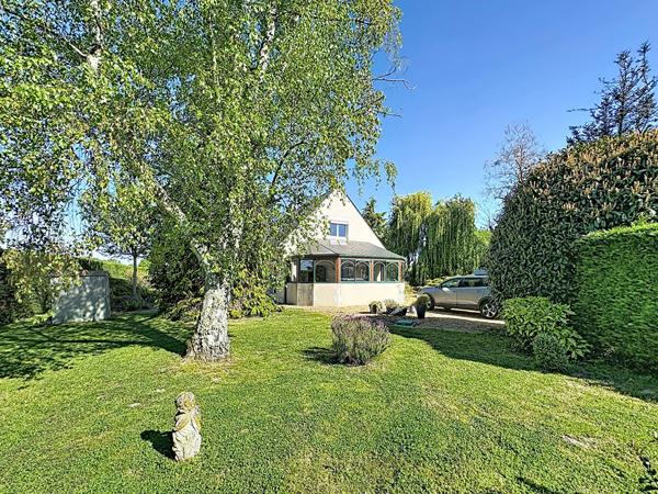Superbe maison familiale de plus de 180 m² avec piscine chauffée et terrain de 2 400 m² à Briollay