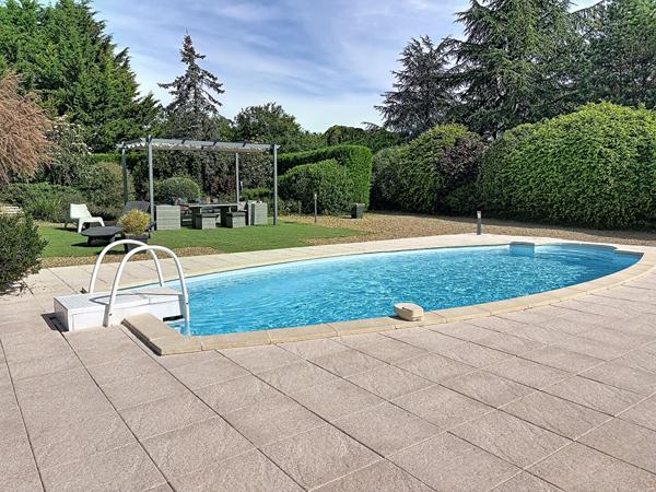 Superbe maison familiale de plus de 180 m² avec piscine chauffée et terrain de 2 400 m² à Briollay