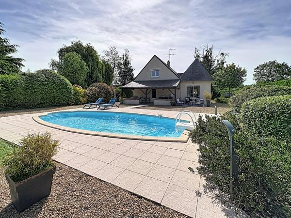 Superbe maison familiale de plus de 180 m² avec piscine chauffée et terrain de 2 400 m² à Briollay