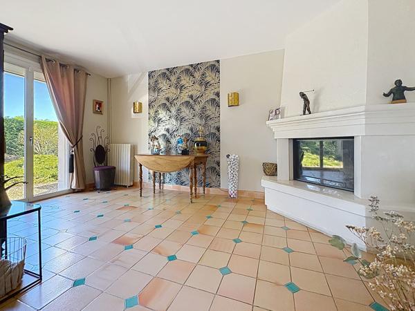 Superbe maison familiale de plus de 180 m² avec piscine chauffée et terrain de 2 400 m² à Briollay
