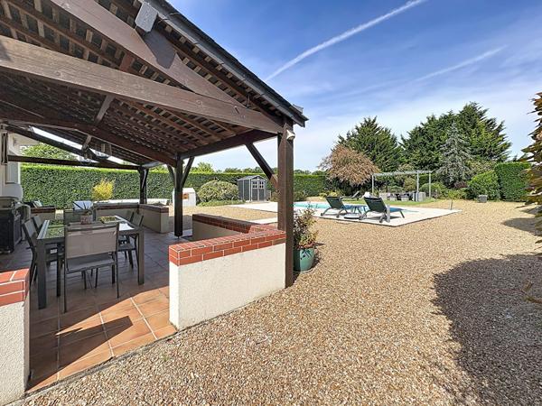 Superbe maison familiale de plus de 180 m² avec piscine chauffée et terrain de 2 400 m² à Briollay