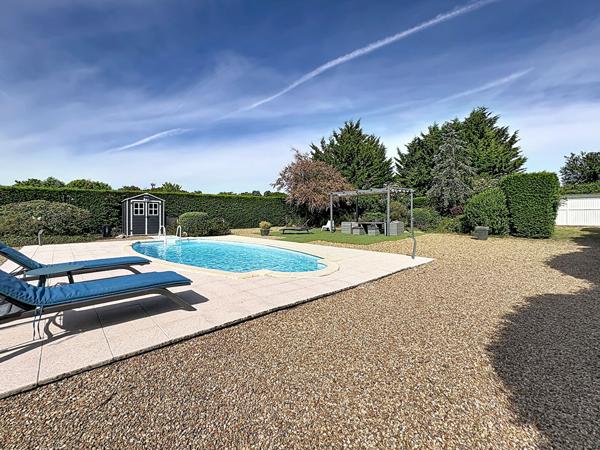 Superbe maison familiale de plus de 180 m² avec piscine chauffée et terrain de 2 400 m² à Briollay