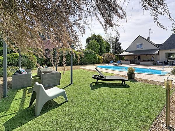 Superbe maison familiale de plus de 180 m² avec piscine chauffée et terrain de 2 400 m² à Briollay