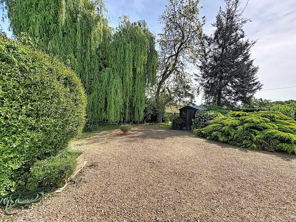 Superbe maison familiale de plus de 180 m² avec piscine chauffée et terrain de 2 400 m² à Briollay