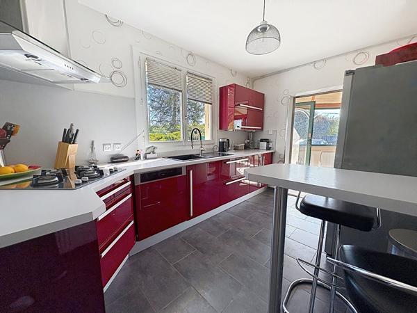 Superbe maison familiale de plus de 180 m² avec piscine chauffée et terrain de 2 400 m² à Briollay