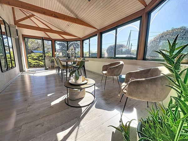 Superbe maison familiale de plus de 180 m² avec piscine chauffée et terrain de 2 400 m² à Briollay