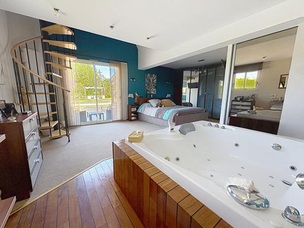 Superbe maison familiale de plus de 180 m² avec piscine chauffée et terrain de 2 400 m² à Briollay