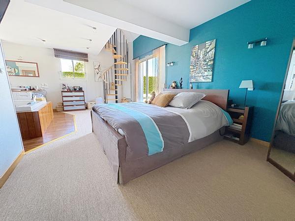 Superbe maison familiale de plus de 180 m² avec piscine chauffée et terrain de 2 400 m² à Briollay