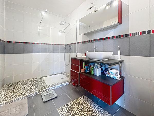 Superbe maison familiale de plus de 180 m² avec piscine chauffée et terrain de 2 400 m² à Briollay